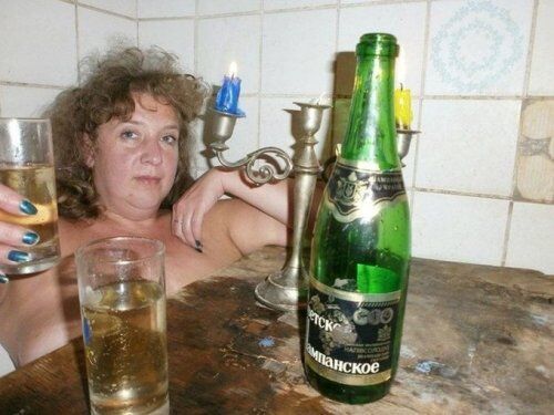 Романтика по-русски: лепестки роз среди ободранных обоев