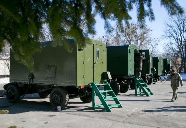Жена Порошенко привезла бойцам АТО мобильные стиральные комплексы: опубликованы фото
