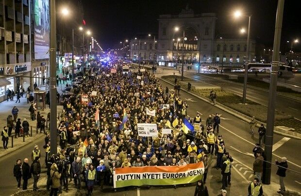 В столице Венгрии тысячи людей митингуют против приезда Путина: "Русские, домой!". Опубликованы фото