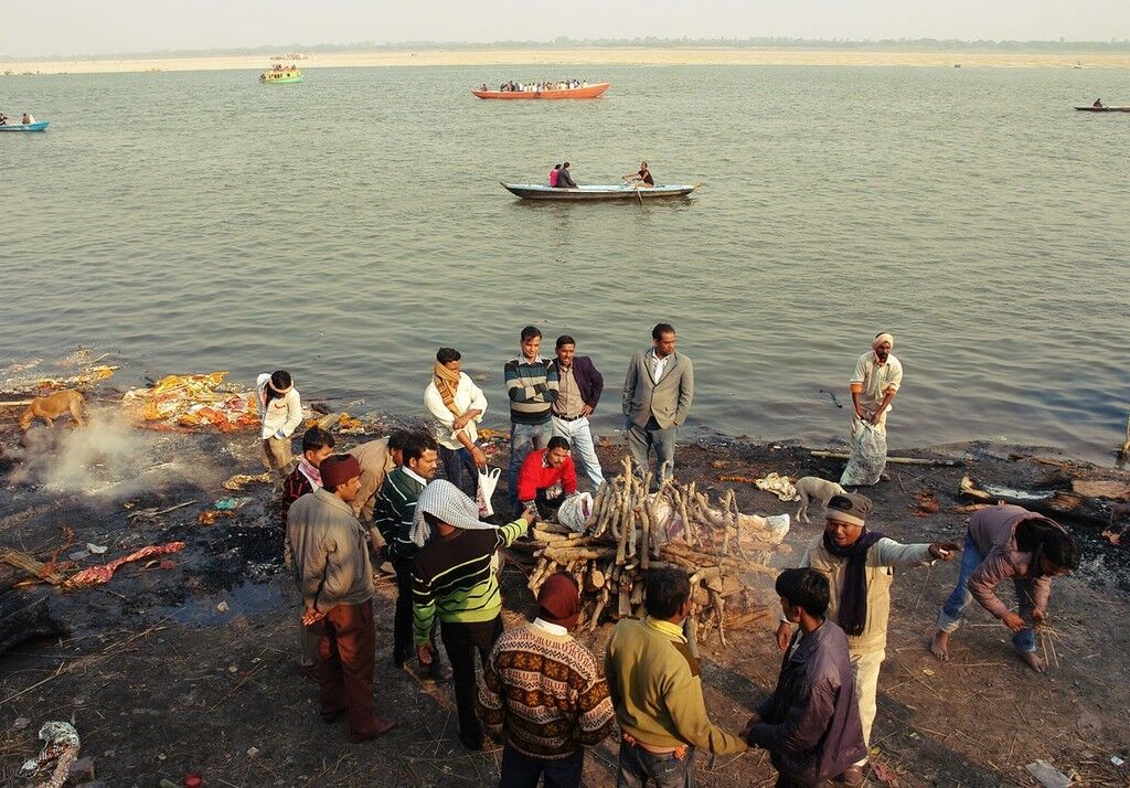 Пугающее и захватывающее путешествие в индийский город мертвых Варанаси