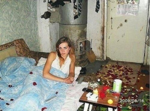 Романтика по-русски: лепестки роз среди ободранных обоев