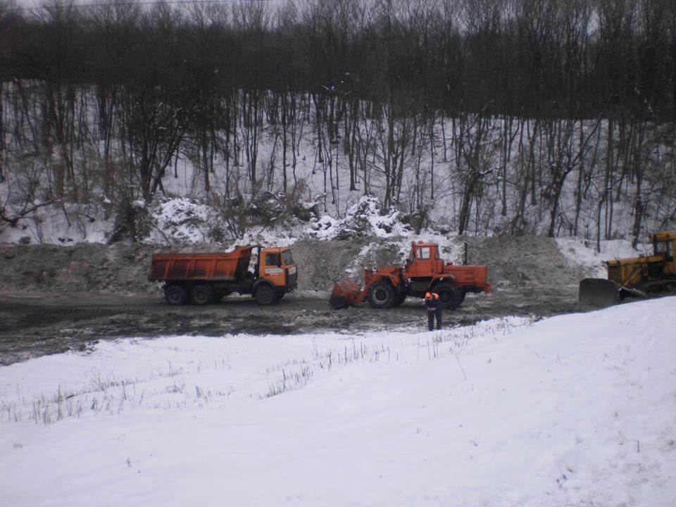 В Киеве реку Лыбедь загрязняют тоннами снега: опубликованы фото