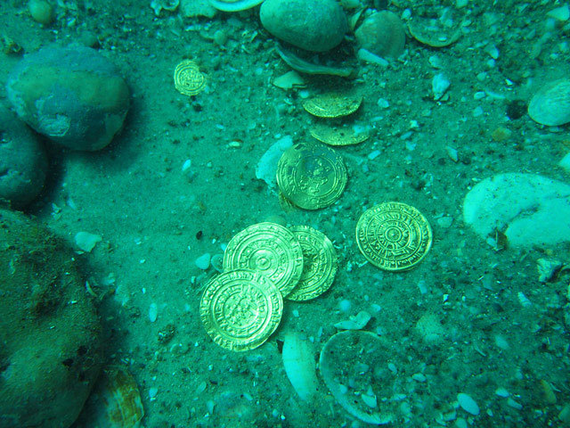 Израильские дайверы нашли крупнейший клад древних золотых монет: фото находки 