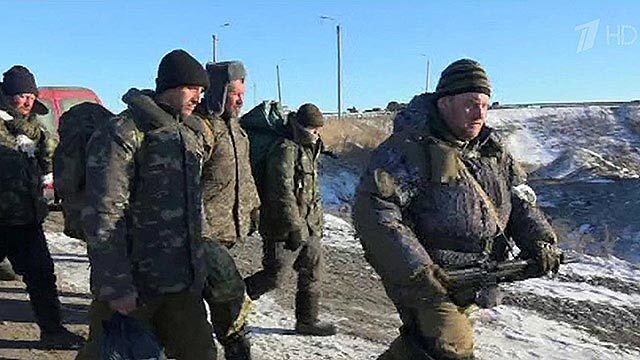Российские СМИ показали колонну пленных воинов АТО под Дебальцево: опубликованы фото