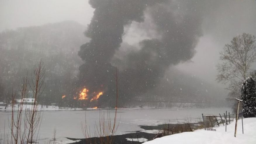 В США сошел с рельс поезд с нефтью: начался пожар. Фото- и видеофакт