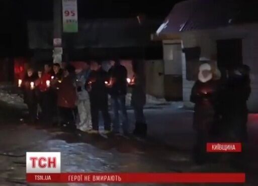 На Киевщине все село вышло встречать погибшего героя АТО: опубликовано видео 