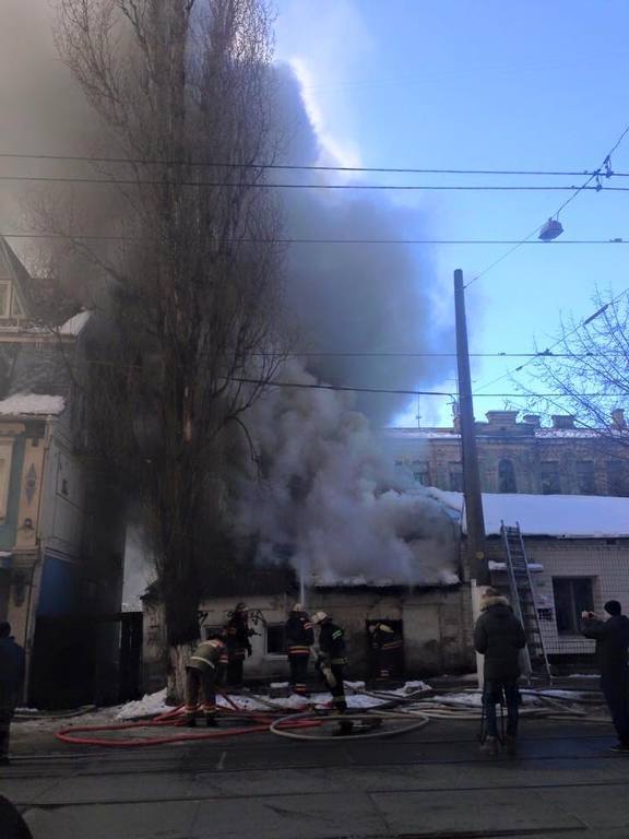 В центре Киева сгорел частный дом, есть пострадавший: опубликовано фото и видео