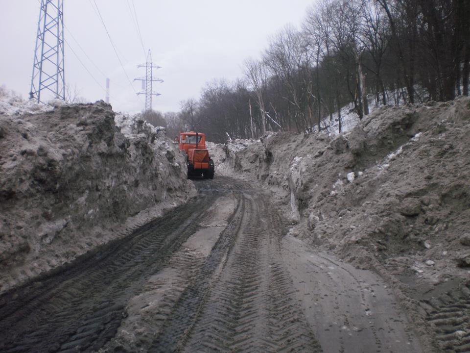 В Киеве реку Лыбедь загрязняют тоннами снега: опубликованы фото