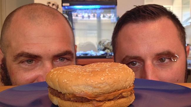 Австралийцы показали "старейший в мире" гамбургер из "Макдоналдса"