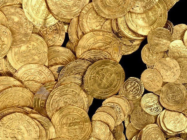 Израильские дайверы нашли крупнейший клад древних золотых монет: фото находки 