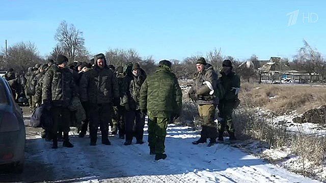 Російські ЗМІ показали колону полонених воїнів АТО під Дебальцеве: опубліковано фото