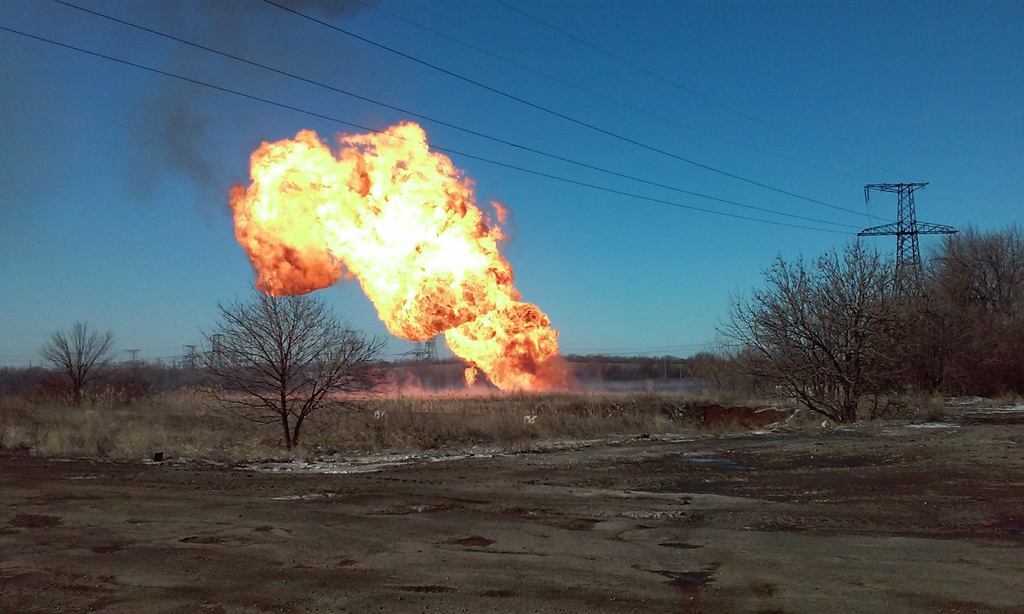 Украинские журналисты попали под обстрел у Дебальцево: пробило газопровод, пламя достигло 25 м. Видеофакт