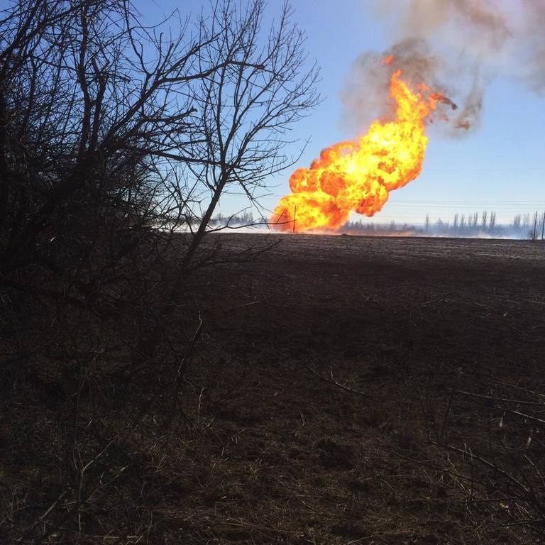 Украинские журналисты попали под обстрел у Дебальцево: пробило газопровод, пламя достигло 25 м. Видеофакт