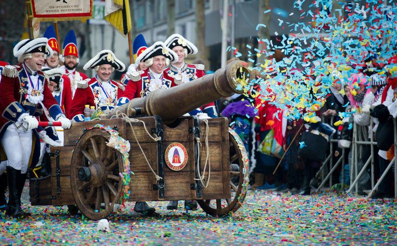 Над агресором Путіним креативно посміялися на німецьких карнавалах. Фотофакт