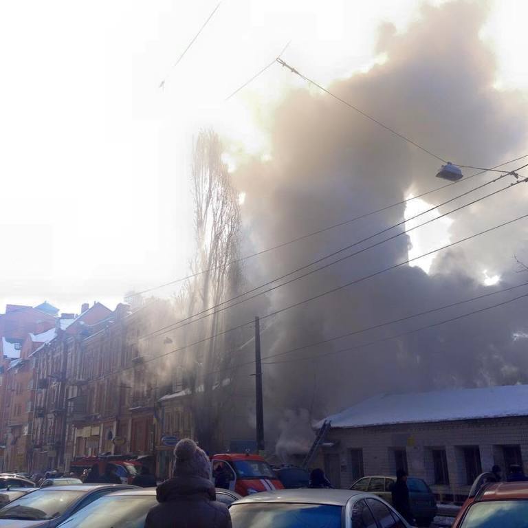 В центре Киева сгорел частный дом, есть пострадавший: опубликовано фото и видео