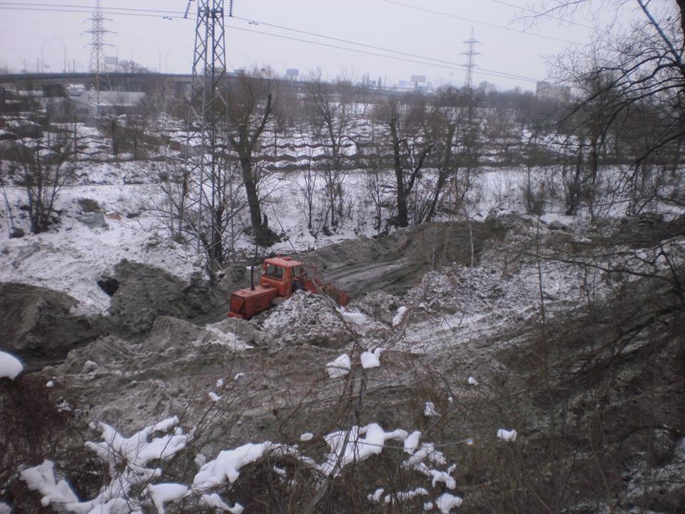 В Киеве реку Лыбедь загрязняют тоннами снега: опубликованы фото
