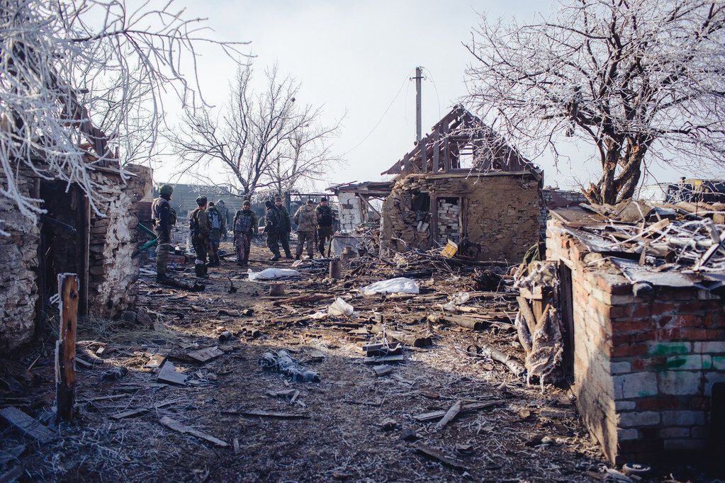 У мережі з'явилися фото з передової терористів під Дебальцеве: трупи в поле й розбита техніка