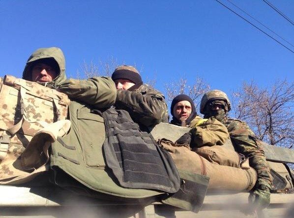 Журналист сообщил об отступлении украинских бойцов из Дебальцево. Штаб АТО опровергает