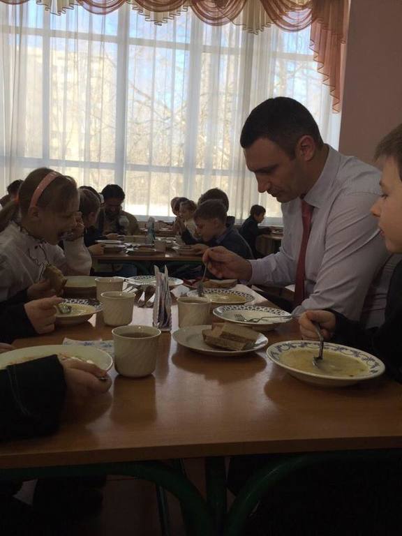 Кличко позавтракал в школьной столовой: опубликованы фото