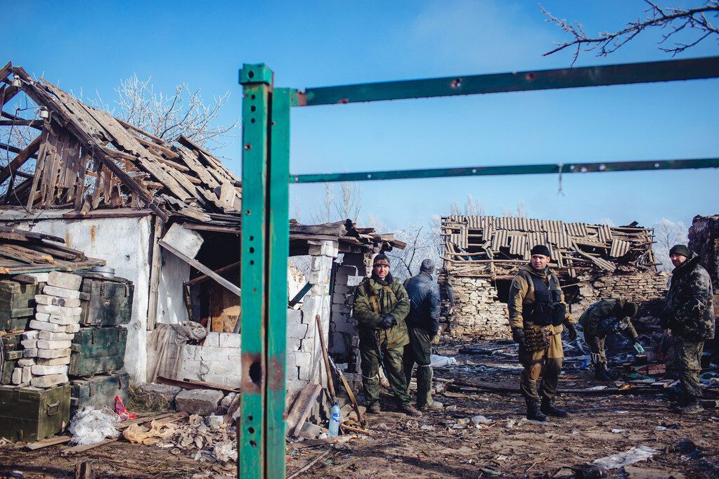 У мережі з'явилися фото з передової терористів під Дебальцеве: трупи в поле й розбита техніка