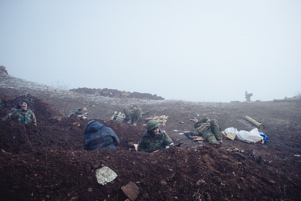 У мережі з'явилися фото з передової терористів під Дебальцеве: трупи в поле й розбита техніка