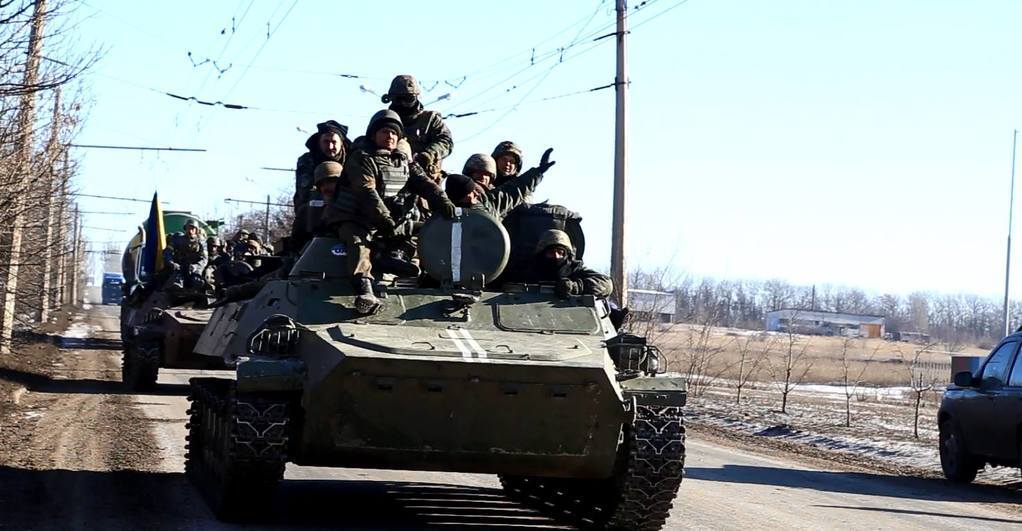 Фото покинувших Дебальцево украинских военных: вышли уставшие, но с оружием, техникой и флагами