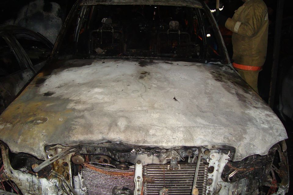 В Киеве во дворе жилого дома ночью сгорели 4 автомобиля: опубликованы фото и видео