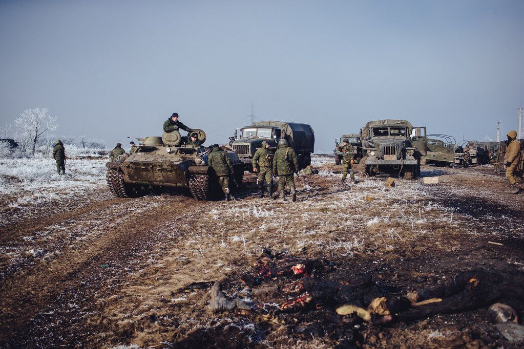 У мережі з'явилися фото з передової терористів під Дебальцеве: трупи в поле й розбита техніка