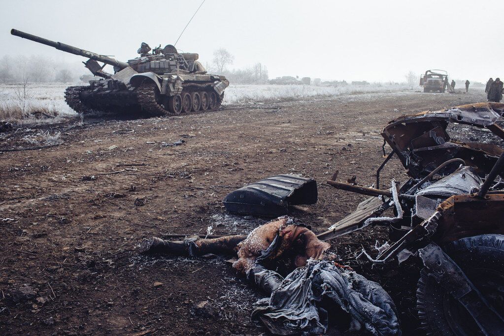У мережі з'явилися фото з передової терористів під Дебальцеве: трупи в поле й розбита техніка