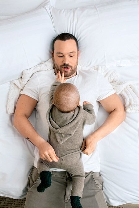 Алексей Чадов и Агния Дитковските устроили постельную фотосессию с сыном