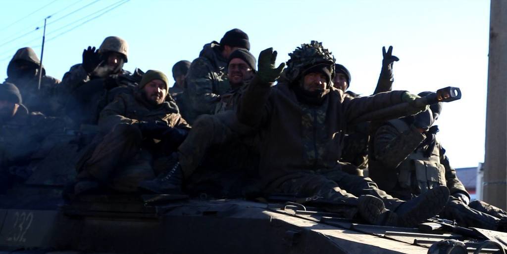 Фото покинувших Дебальцево украинских военных: вышли уставшие, но с оружием, техникой и флагами