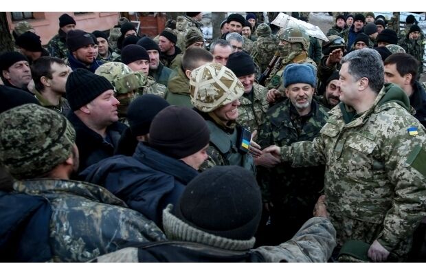 Порошенко в Артемовске навестил выведенных из Дебальцево бойцов и поздравил нового Героя: опубликованы фото
