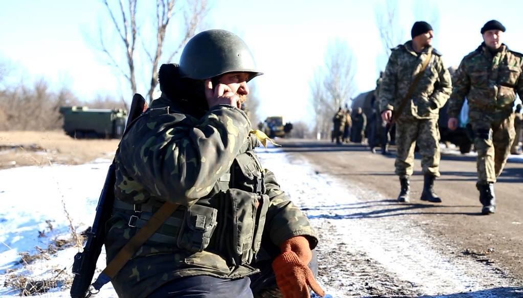 Фото покинувших Дебальцево украинских военных: вышли уставшие, но с оружием, техникой и флагами