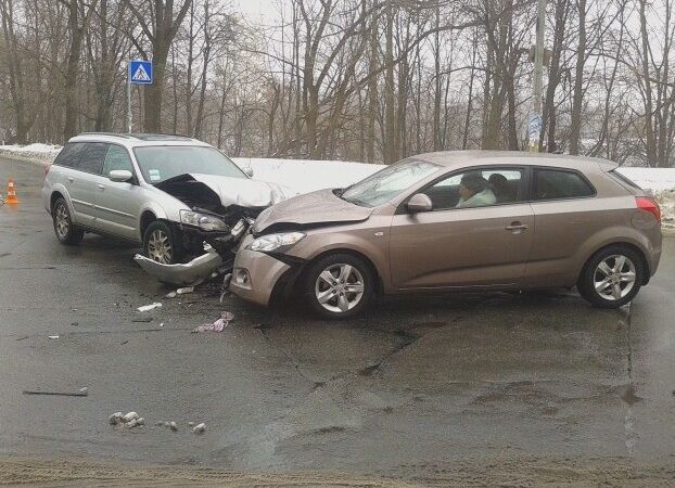 В Киеве женщина-водитель протаранила иномарку: опубликованы фото с места ДТП  