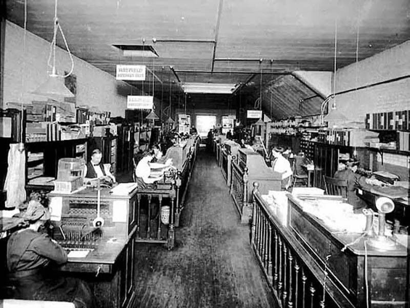 Опубліковані фото, якими були офіси 100 років тому