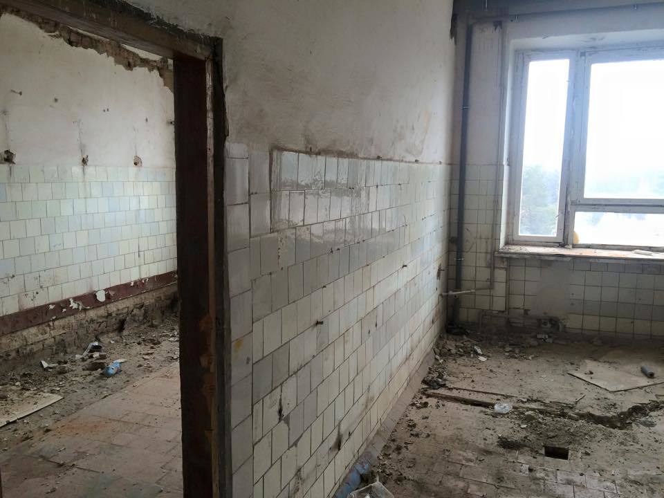 Волонтер показал ужасающие фото казармы для украинских военных: ободранные стены и куча мусора