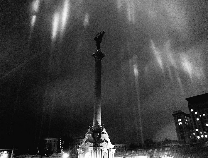 Памяти Небесной Сотни. На Майдане засияли "лучи достоинства": опубликованы фото