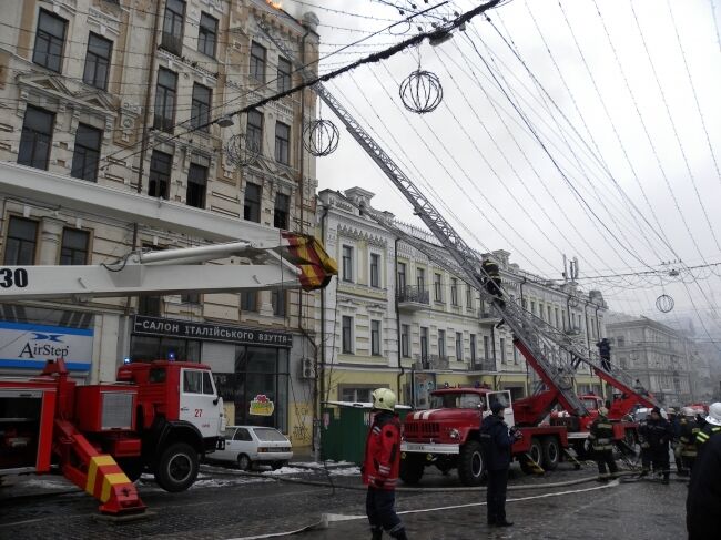 В центре Киева сгорели два этажа столетнего дома: опубликованы фото и видео