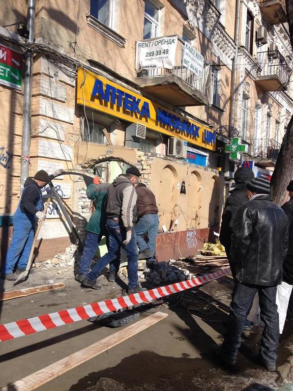 В Киеве на Подоле снесли пристройку к историческому зданию: фотофакт