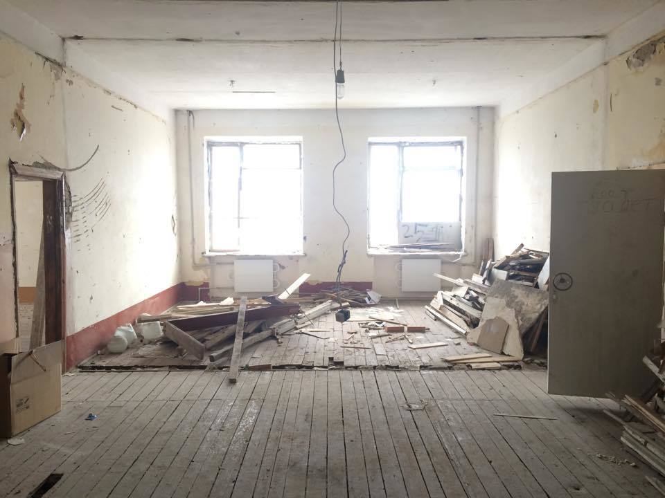 Волонтер показав моторошні фото казарми для українських військових: обдерті стіни і купа сміття