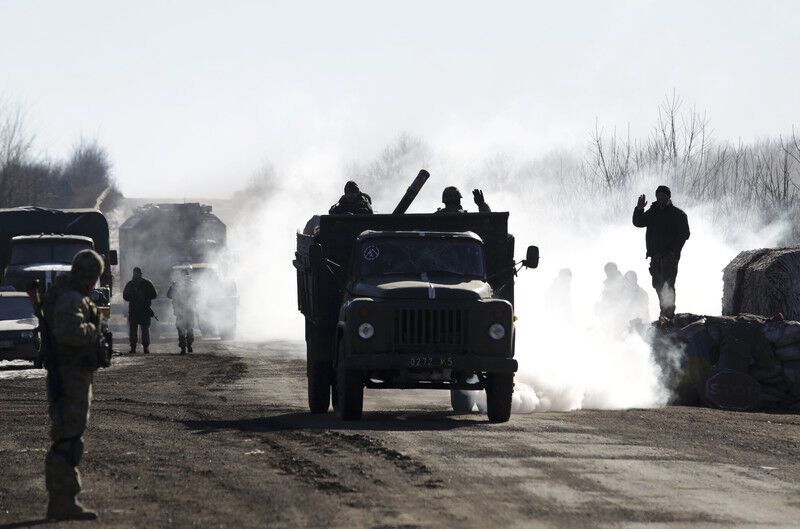 Украинские военные вышли из Дебальцево: последние события на Донбассе и фото