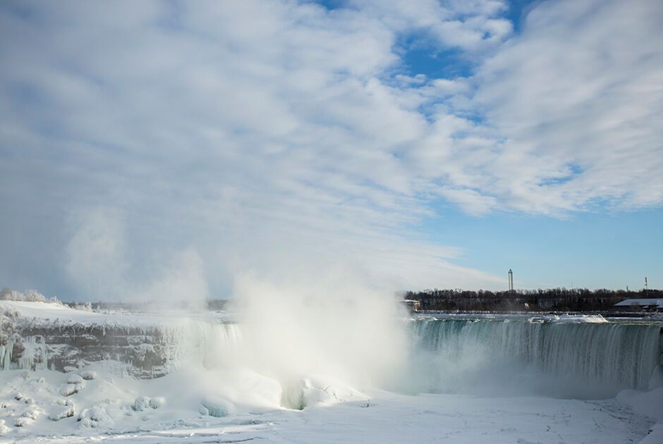 Замерз, как восьмое чудо света: чарующие фото застывшего Ниагарского водопада