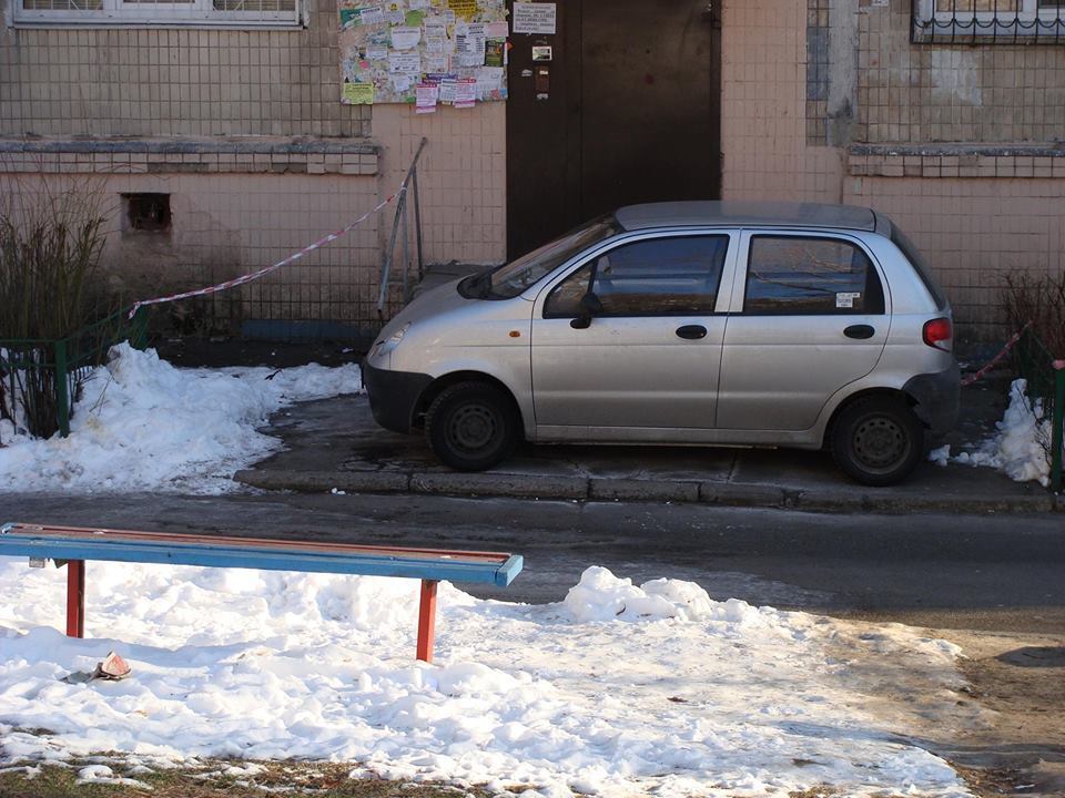 В Киеве возле дверей подъезда засекли припаркованный автомобиль: фотофакт