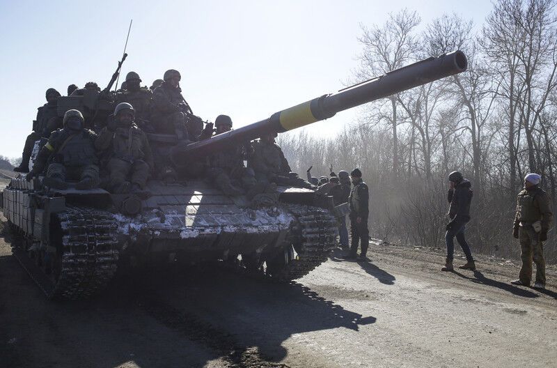 Відступ з Дебальцеве та бої в Широкине: останні події на Донбасі і фото