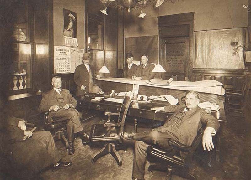Опубліковані фото, якими були офіси 100 років тому