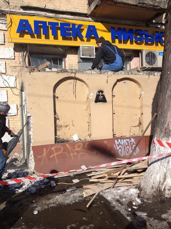 В Киеве на Подоле снесли пристройку к историческому зданию: фотофакт