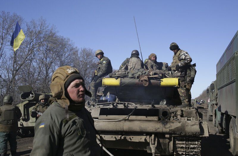 Відступ з Дебальцеве та бої в Широкине: останні події на Донбасі і фото