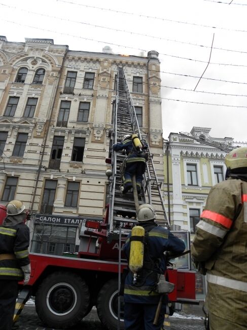 В центре Киева сгорели два этажа столетнего дома: опубликованы фото и видео