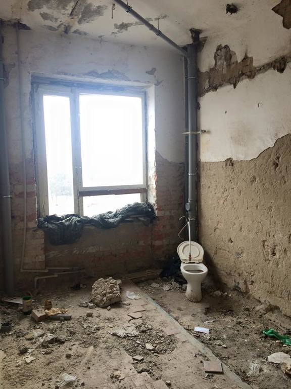 Волонтер показал ужасающие фото казармы для украинских военных: ободранные стены и куча мусора