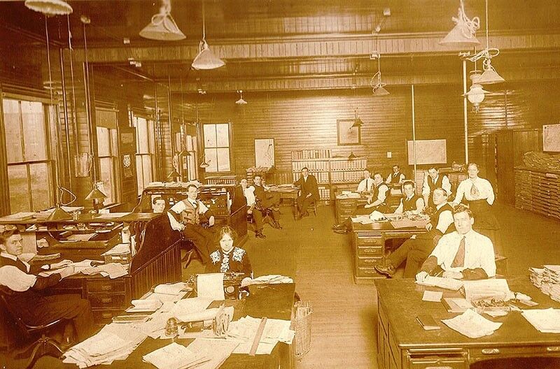 Опубліковані фото, якими були офіси 100 років тому